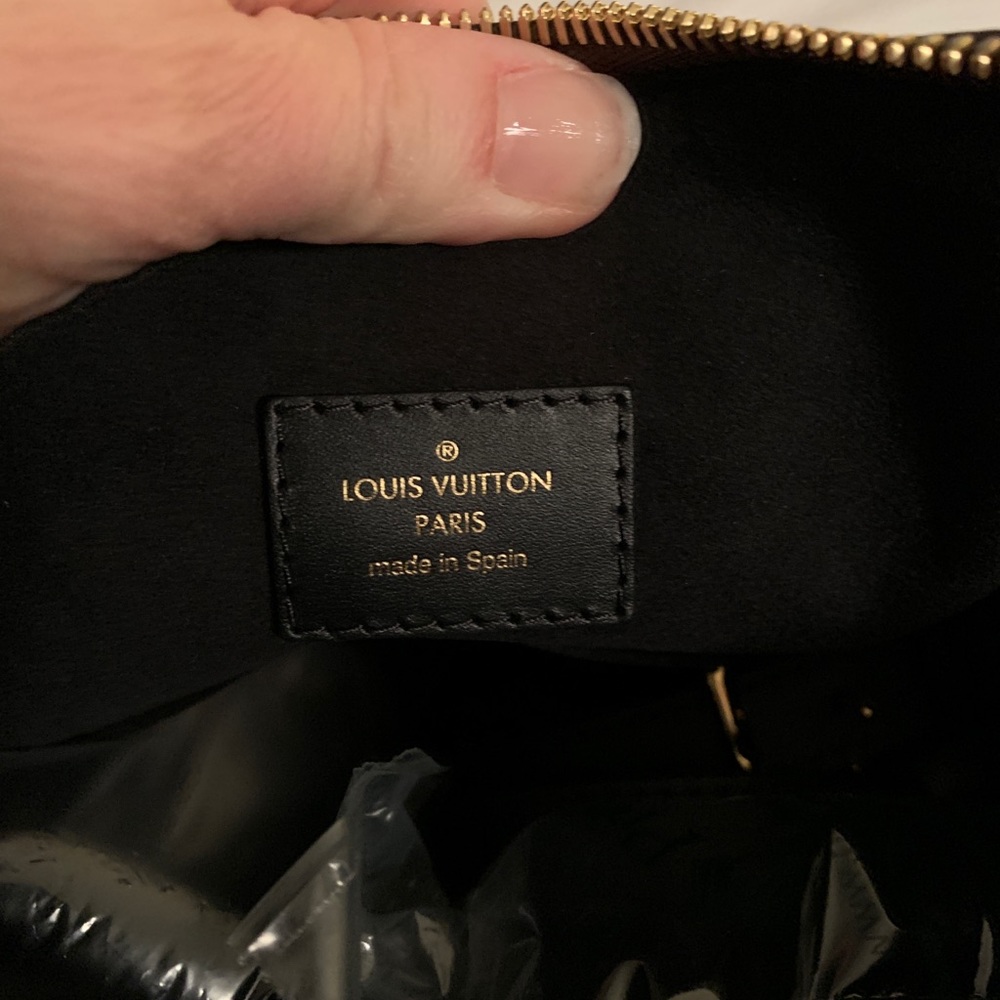 Louis Vuitton MM V Tote - Picture 5 of 8